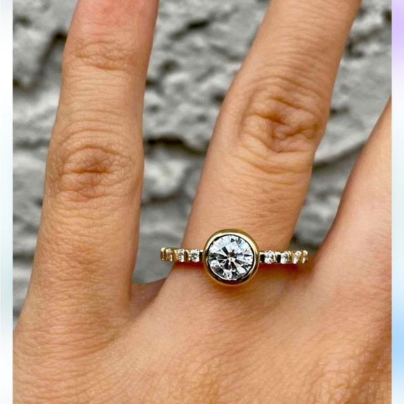 Beautiful .80 carat moissanite 10k yellow gold Size 6.5 - Picture 4 of 4